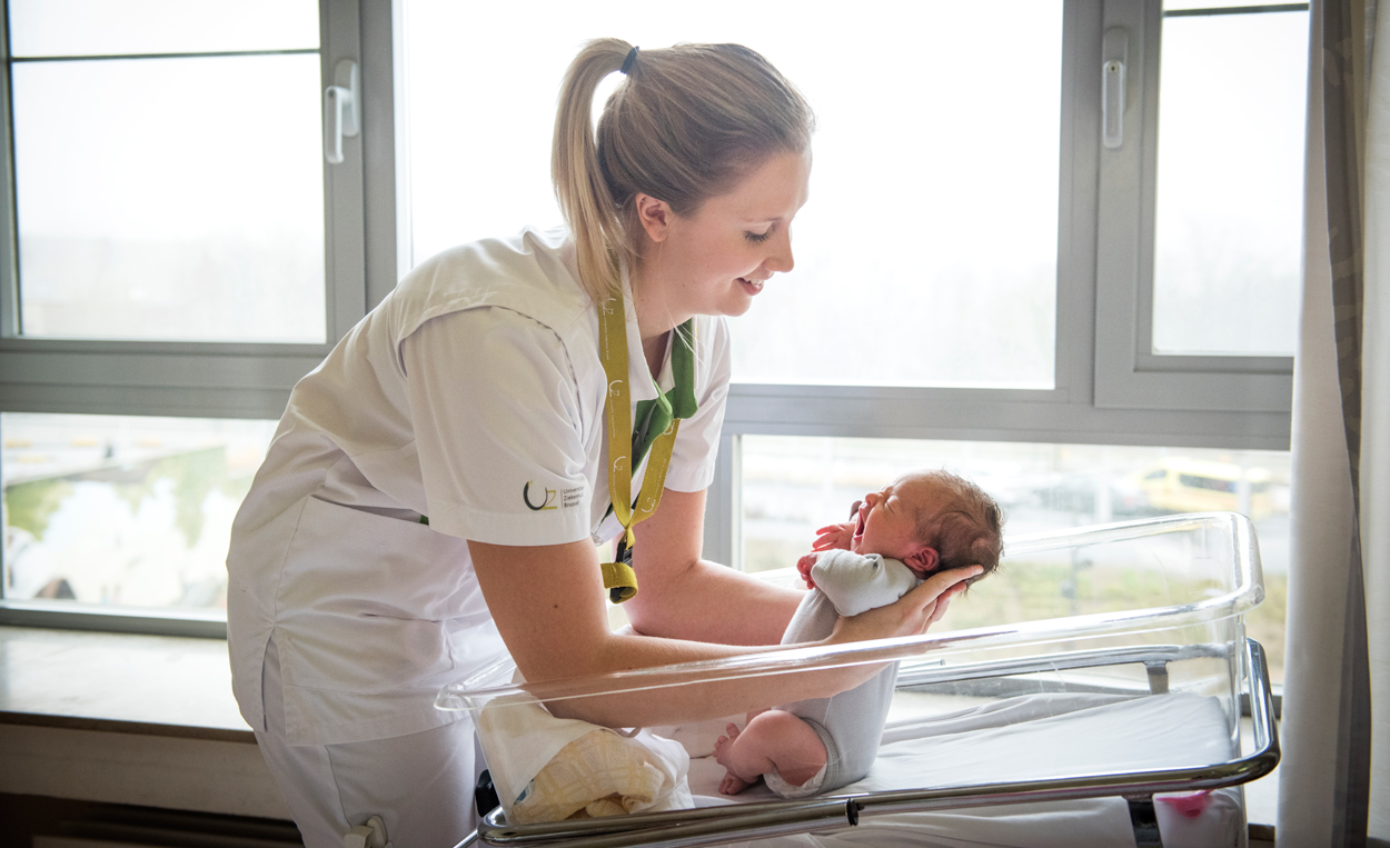Babyverzorging op de kamer - Materniteit UZ Brussel